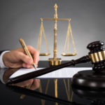 Adwokat to radca, którego zadaniem jest sprawianie porady z przepisów prawnych.